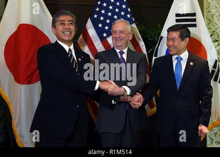 Le secrétaire américain à la Défense, James N. Mattis rencontre le ministre de la défense du Japon Takeshi Iwaya (à gauche) et de la Corée du Sud, Ministre de la Défense nationale, Jeong Kyeong-doo (droite) lors de la réunion des ministres de la défense de l'ASEAN, Singapour, le 19 octobre 2018. Banque D'Images