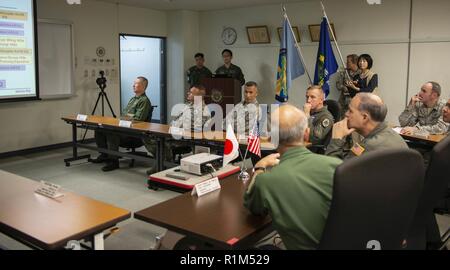 Le lieutenant-général Jerry Martinez, les Forces armées des États-Unis, Japon, commandant, assiste à une séance d'information à la base aérienne de Naha, Japon, le 15 octobre 2018. Martinez a visité la base de reconnaître les actions de sauvetage et le rôle de l'escadron de sauvetage dans une situation avec un pilote abattu aux États-Unis. Banque D'Images