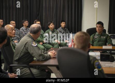 Le lieutenant-général Jerry Martinez, les Forces armées des États-Unis, Japon, commandant, assiste à une séance d'information à la base aérienne de Naha, Japon, le 15 octobre 2018. Martinez a visité la base de reconnaître les actions de sauvetage et le rôle de l'escadron de sauvetage dans une situation avec un pilote abattu aux États-Unis. Banque D'Images