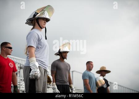 Les participants regardent une démonstration pendant l'incendie 2018 Muster 11 octobre 2018, à Kadena Air Base, au Japon. L'incendie muster a été l'un des nombreux événements organisés par le 18e Escadron de génie civil durant la Semaine de prévention des incendies. Banque D'Images
