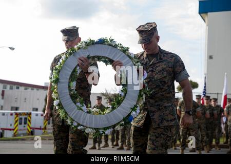 Le colonel du Corps des Marines américain Michael D. Reilly, gauche, commandant du camp de centre de formation interarmes, Japon, Fuji et le Sgt. Le major Jonathan M. Wyble, sergent-major, le CISC, faire un camp Fuji couronne durant la cérémonie du camp annuel Fuji Fire Cérémonie commémorative au Camp Fuji poste de commandement, le 19 octobre 2018. Le CISC Camp héberge le Fuji se souvenir de la cérémonie annuellement pour octobre 1979 tragique incendie qui a coûté la vie de 13 marines avec l'Équipe de débarquement du bataillon, 2e Bataillon, 4e Régiment de Marines, 3e Division de marines, et un grand nombre de blessés, d'inclure les sauveteurs japonais. La collecte et la re Banque D'Images