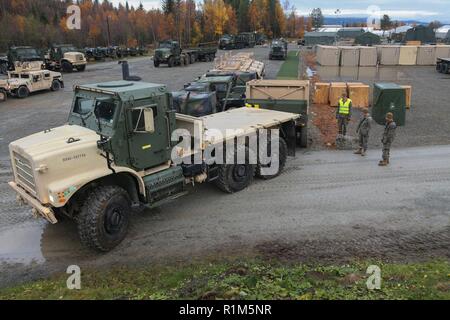 Avec l'arrivée des Marines américains et les opérations d'assemblage, 2e élément de la logistique maritime, Group-Forward recevoir du matériel au cours de l'exercice Trident stade 18 dans l'enfer, la Norvège, le 15 octobre 2018. Les Marines déchargés des camions qui a rendu la puissance supplémentaire et de panneaux solaires pour le camp. Stade Trident 18 améliore les États-Unis et ses alliés de l'Otan et partenaires capacité à travailler ensemble collectivement pour mener des opérations militaires dans des conditions difficiles. Banque D'Images