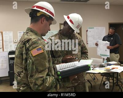 Les soldats du 249e bataillon du génie, la Compagnie B à Fort Bragg, Caroline du Nord, a rencontré des fonctionnaires représentant le Panama City, en Floride, pour discuter de l'infrastructure des eaux usées générateurs d'urgence temporaire pour l'utilisation de risque potentiels à différents sites associés à l'infrastructure des eaux usées locales. Sur la photo, le s.. Sean Byrd et le s.. Steven Lodico. Banque D'Images