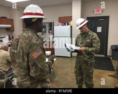 Les soldats du 249e bataillon du génie, la Compagnie B à Fort Bragg, Caroline du Nord, a rencontré des fonctionnaires représentant le Panama City, en Floride, pour discuter de l'infrastructure des eaux usées générateurs d'urgence temporaire pour l'utilisation de risque potentiels à différents sites associés à l'infrastructure des eaux usées locales. Sur la photo, le s.. Sean Byrd et le s.. Steven Lodico. Banque D'Images