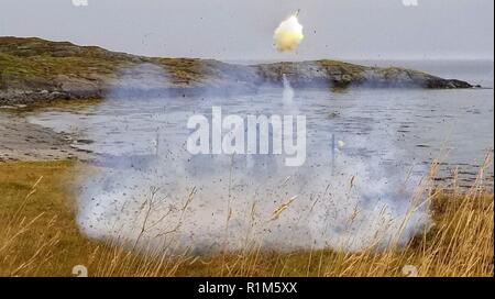 Les Marines américains affectés à la batterie Alpha, 2e Bataillon de défense aérienne à basse altitude de congédier un missile Stinger FIM-92 au cours de l'exercice Trident stade 18, près de l'Orland, la Norvège, le 18 octobre 2018. Stade Trident 18 améliore les États-Unis et ses alliés de l'Otan et partenaires capacité à travailler ensemble collectivement pour mener des opérations militaires dans des conditions difficiles. Banque D'Images