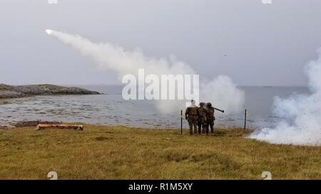 Les Marines américains affectés à la batterie Alpha, 2e Bataillon de défense aérienne à basse altitude de congédier un missile Stinger FIM-92 au cours de l'exercice Trident stade 18, près de l'Orland, la Norvège, le 18 octobre 2018. Stade Trident 18 améliore les États-Unis et ses alliés de l'Otan et partenaires capacité à travailler ensemble collectivement pour mener des opérations militaires dans des conditions difficiles. Banque D'Images