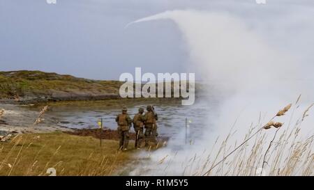 Les Marines américains affectés à la batterie Alpha, 2e Bataillon de défense aérienne à basse altitude de congédier un missile Stinger FIM-92 au cours de l'exercice Trident stade 18, près de l'Orland, la Norvège, le 18 octobre 2018. Stade Trident 18 améliore les États-Unis et ses alliés de l'Otan et partenaires capacité à travailler ensemble collectivement pour mener des opérations militaires dans des conditions difficiles. Banque D'Images