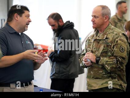 Gregory Sumerlin, Vice-président du gouvernement et ventes médicales, DripDrop Inc., parle à Brigue. Le général Wallace Turner, sous-adjudant général - l'armée, la Garde nationale de Washington à propos de leur produit à la Garde nationale de l'Industrie Association Washington Journée au centre de préparation le Comté de Pierce, camp Murray, Washington le 18 octobre 2018. Banque D'Images