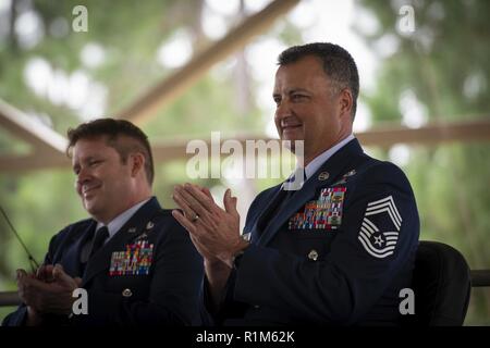 Le sergent-chef en chef. Michael West, droite, un contrôleur de combat tactiques spéciales avec la 24e Escadre d'opérations spéciales du Canada, applaudit pendant sa retraite cérémonie à Hurlburt Field, en Floride, le 19 octobre 2018. Pendant 30 ans, à l'Ouest s'est activement engagé dans presque chaque opération avec une présence aux États-Unis, en commençant par l'opération Tempête du désert de la liberté des opérations plus récentes Sentinel et appui résolu en Afghanistan. Banque D'Images