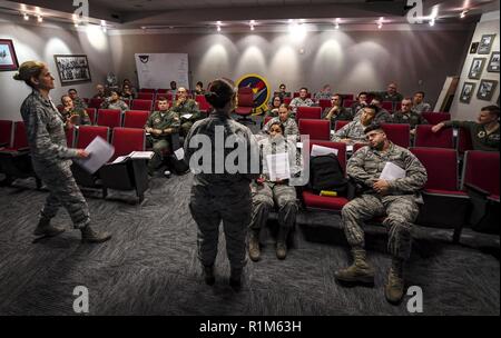 Centre de sécurité de la Force aérienne, les instructeurs de l'atelier du facteur humain le major Nancy Delaney, à gauche, et le Major Heather Tevebaugh, bref des étudiants pendant leurs cours à Joint Base Langley-Eustis, Virginie, 10 octobre 2018. Dans cette version du cours, la classe entière d'élèves et les instructeurs sont venus de tous les secteurs de l'aérospatiale et d'exploitation de carrière et sur le terrain de la physiologie sont utilisés comme des experts en la matière au cours de l'enquête d'accident. Durant ce cours, les étudiants ont été informés de la façon dont les facteurs sont impliqués dans le domaine de la sécurité et des enquêtes sur les accidents. Banque D'Images