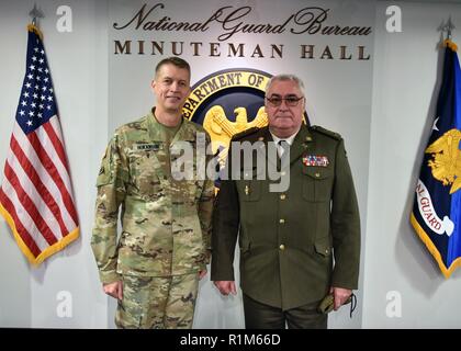 Le lieutenant général de l'Armée de Daniel Hokanson, vice-chef, Bureau de la Garde nationale de l'Ukraine, d'hôtes sous-chef de la défense, le lieutenant général Serhiy Bessarab, le Pentagone, Washington, D.C., Octobre 17, 2018. L'Ukraine est en partenariat avec la Garde nationale de Californie dans l'État du ministère de la Défense Programme de partenariat. Banque D'Images