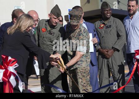 Le général Kevin Iiams, général commandant de l'aile Marine 3ème, et le Colonel Charles Dockery, commandant de Marine Corps Air Station Miramar, avec plusieurs leaders clés sur l'installation couper un ruban au MCAS Miramar, Californie, le 19 octobre. MCAS Miramar et 3e ainsi que les dirigeants de MAW MCAS Miramar les membres de la communauté a célébré l'ouverture officielle des Starbucks avec une cérémonie d'inauguration. Banque D'Images