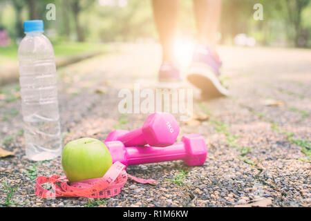 L'exercice et fitness diet concept, avec des haltères et de l'eau de pomme verte sur la route de sport homme Banque D'Images