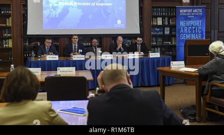 NEWPORT, R.I. (Oct. 17, 2018) De gauche à droite, David Stone, le président de la U.S. Naval War College et la stratégie du Ministère politique ; Jonas Vaicikonis, un analyste de la politique étrangère russe dans le département d'État américain's Bureau of Intelligence and Research ; Nikloas Gvosdev, professeur de la sécurité nationale de la CNO ; Dmitry Gorenburg Affaires, un associé de l'Université Harvard Davis Centre for Russian and Eurasian Studies ; et Michael Kofman, le directeur du Centre d'analyse du programme d'études sur la Russie Naval, participer à une discussion de groupe au cours de l'initiative des chercheurs de l'Arctique de Newport (NASI) à e Banque D'Images