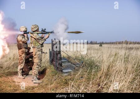 Soldat ukrainien à partir de la nouvelle unité de rotation, les trains avec RPG's dans le champ à la CCT de Yavoriv, Ukraine, le 18 octobre. Banque D'Images