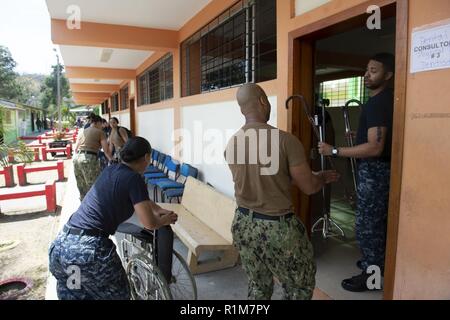 (Oct. 20, 2018), l'Equateur Esmeraldas - fournitures médicales de déplacer les marins du navire-hôpital USNS Comfort (T-AH 20) sur l'un des deux sites médicaux en préparation pour les prochains jours de traitement. Le confort est de 11 semaines sur une mission d'appui médical à l'Amérique centrale et du Sud dans le cadre du U.S. Southern Command's Enduring promesse initiative. Travailler avec des partenaires gouvernementaux et de santé en Équateur, au Pérou, en Colombie et au Honduras, l'équipe médicale a entrepris des soins à bord et dans les sites médicaux, aide à relâcher la pression sur les systèmes médicaux causée en partie par une augmentation en contre-bord Banque D'Images