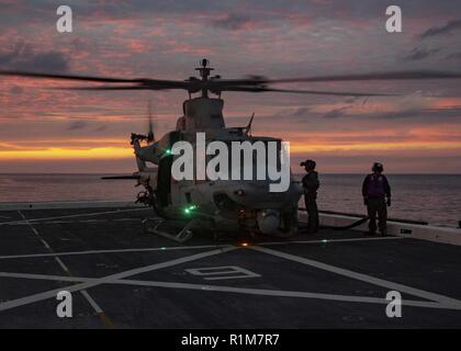 Les UH-1Y un hélicoptère utilitaire moyen Tilit-Rotar avec Marine (VMM) de l'Escadron 264, 22e Marine Expeditionary Unit, prend appel sur le pont de l'USS Arlington (LPD-24) tout en menant des opérations de vol au cours COMPTUEX dans l'océan Atlantique, le 17 octobre 2018. Unité de formation composite est l'exercice de pré-déploiement final qui certifie l'exercice amphibie Kearsarge combiné Group (ARG) et la 22e MEU's planification et l'exécution des scénarios de formation réalistes et stimulants en vue de leur prochain déploiement. Banque D'Images