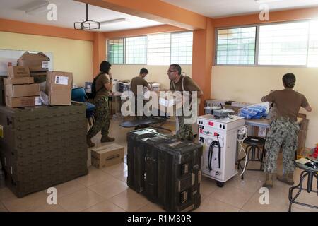 (Oct. 20, 2018), l'Equateur Esmeraldas - fournitures médicales de déplacer les marins du navire-hôpital USNS Comfort (T-AH 20) sur l'un des deux sites médicaux en préparation pour les prochains jours de traitement. Le confort est de 11 semaines sur une mission d'appui médical à l'Amérique centrale et du Sud dans le cadre du U.S. Southern Command's Enduring promesse initiative. Travailler avec des partenaires gouvernementaux et de santé en Équateur, au Pérou, en Colombie et au Honduras, l'équipe médicale a entrepris des soins à bord et dans les sites médicaux, aide à relâcher la pression sur les systèmes médicaux causée en partie par une augmentation en contre-bord Banque D'Images