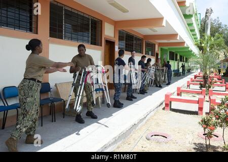 (Oct. 20, 2018), l'Equateur Esmeraldas - fournitures médicales de déplacer les marins du navire-hôpital USNS Comfort (T-AH 20) sur l'un des deux sites médicaux en préparation pour les prochains jours de traitement. Le confort est de 11 semaines sur une mission d'appui médical à l'Amérique centrale et du Sud dans le cadre du U.S. Southern Command's Enduring promesse initiative. Travailler avec des partenaires gouvernementaux et de santé en Équateur, au Pérou, en Colombie et au Honduras, l'équipe médicale a entrepris des soins à bord et dans les sites médicaux, aide à relâcher la pression sur les systèmes médicaux causée en partie par une augmentation en contre-bord Banque D'Images