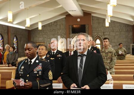 CAMP RED CLOUD, République de Corée - Les membres de la communauté se rassemblent à la chapelle pour le guerrier service final avant cette chapelle ferme ses portes au cours de la cérémonie de mise hors service le 21 octobre. Les fonctions et les services communautaires du guerrier chapelle ont déménagé dans la garnison de l'armée américaine Camp Humphreys, continuer à servir les membres de la communauté comme il l'a fait au cours des 66 dernières années. La 2ID/RUCD est dans le processus de normalisation du Camp Red Cloud pour le gouvernement coréen dans le cadre du plan de transformation. Banque D'Images