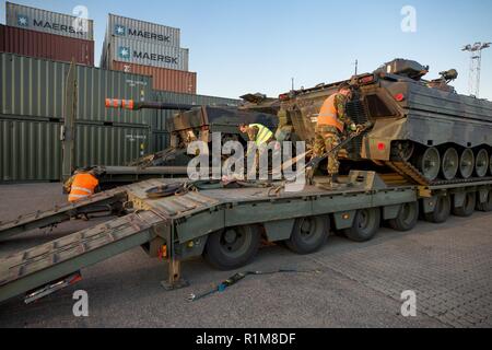Chargement d'un char de combat principal Leopard 2 sur un transporteur lourd dans le port de Fredrikstad en Norvège. Stade de l'exercice Trident de l'OTAN en Norvège, Fredrikstad sur 11.10.2018. Banque D'Images