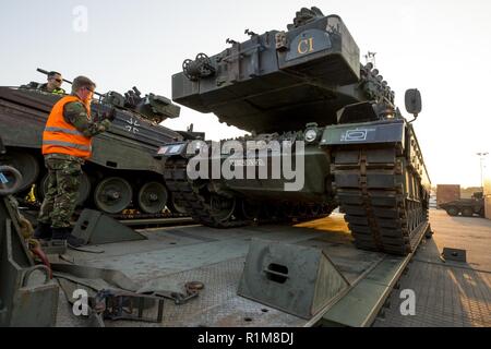 Chargement d'un char de combat principal Leopard 2 sur un transporteur lourd dans le port de Fredrikstad en Norvège. Stade de l'exercice Trident de l'OTAN en Norvège, Fredrikstad sur 11.10.2018. Banque D'Images