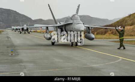 Technicien en aéronautique du 401 e Escadron d'appui tactique mobilise Royal Canadian Air Force CF-188 Hornet dès leur arrivée à Bodo, Norvège le 19 octobre 2018 en prévision de l'Exercice TRIDENT 2018 JUNTURE. Banque D'Images