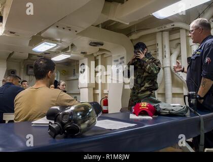 Mer Méditerranée (oct. 17, 2018) marins conduite chimiques, biologiques et radiologiques ainsi que la formation à bord du San Antonio-classe de transport amphibie USS dock Anchorage (LPD 23) dans la mer Méditerranée, le 17 octobre 2018. Anchorage et entrepris 13e Marine Expeditionary Unit sont déployés dans le domaine de la sixième flotte américaine de la paix comme une force d'intervention de crise à l'appui de partenaires régionaux ainsi que de promouvoir les intérêts de la sécurité nationale des États-Unis en Europe et en Afrique. Banque D'Images