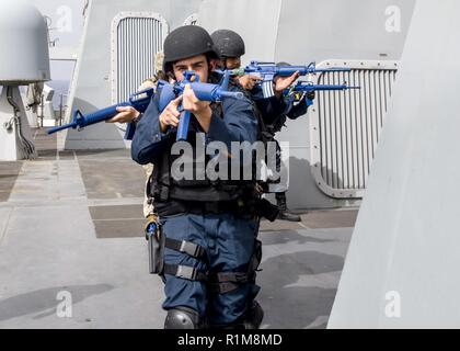 Mer Méditerranée (oct. 18, 2018) 3ème classe Technicien en électronique Cesar Juarez participe à la visite, conseil, recherche et la saisie de la formation à bord du San Antonio-classe de transport amphibie USS dock Anchorage (LPD 23) dans la mer Méditerranée, le 18 octobre 2018. Anchorage et entrepris 13e Marine Expeditionary Unit sont déployés dans le domaine de la sixième flotte américaine de la paix comme une force d'intervention de crise à l'appui de partenaires régionaux ainsi que de promouvoir les intérêts de la sécurité nationale des États-Unis en Europe et en Afrique. Banque D'Images