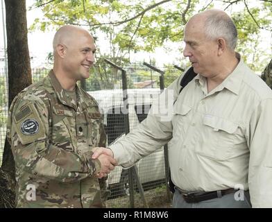 Ambassadeur des États-Unis en Indonésie, Joseph R. Donovan Jr., serre la main avec le Lieutenant-colonel Aaron Lane, 36e Escadron d'intervention la mobilité, commandant à Andersen Air Force Base, Guam avant le départ de Balikpapan, Indonésie Oct.16, 2018. Le but de Donovan's visite était d'aviateurs remercie de la 36e Groupe d'intervention d'urgence pour les efforts de secours humanitaires en Indonésie et la conduite d'une conférence de presse. La 36e représentation de la GRC a 36e MME, 644th Escadron des communications de Combat et 736e Escadron des Forces de sécurité. La 36e Escadre et 36e Escadron de génie civil ont également les membres qui contribuent au Banque D'Images