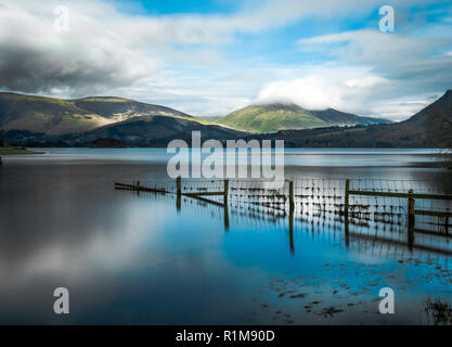 Vue sur l'eau calme de Blencathra aussi connu comme Saddlback d'Abbott's Bay avec clôture brise-lames atteindre dans le lac Derwentwater. Banque D'Images