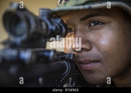 Lance le Cpl. Rodolfo Romero, un carabinier avec la compagnie Kilo, bataillon de l'équipe d'atterrissage 3e Bataillon, 5e Régiment de Marines, 11e Marine Expeditionary Unit, fournit la sécurité lors d'un raid d'hélicoptère à Camp Pendleton, Californie, 10 octobre 2018. L'élément de sécurité empêche les renforts ennemis d'avancer à la position des marines tout en perturbant les ennemis essayant de battre en retraite et de se regrouper. Banque D'Images