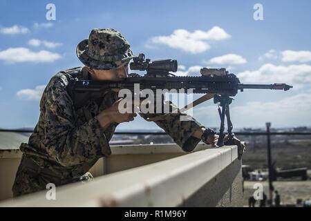 Lance le Cpl. Jayro Velazquez, un carabinier avec la compagnie Kilo, bataillon de l'équipe d'atterrissage 3e Bataillon, 5e Régiment de Marines, 11e Marine Expeditionary Unit, fournit la sécurité lors d'un raid d'hélicoptère à Camp Pendleton, Californie, 10 octobre 2018. L'élément de sécurité empêche les renforts ennemis d'avancer à la position des marines tout en perturbant les ennemis essayant de battre en retraite et de se regrouper. Banque D'Images