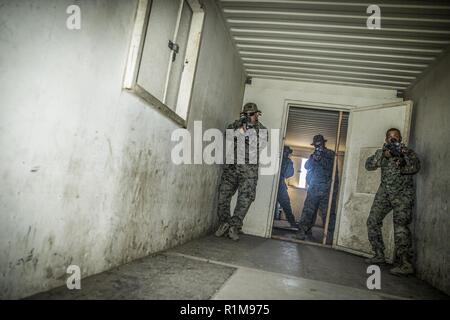 La Compagnie Kilo avec des marines, l'Équipe de débarquement du bataillon du 3e Bataillon, 5e Régiment de Marines, 11e Marine Expeditionary Unit (MEU) 11e, sweep et effacer un bâtiment lors d'un raid d'hélicoptère à Camp Pendleton, Californie, 10 octobre 2018. Cette formation permettra de préparer les Marines et les marins pour leur prochain déploiement avec la 11e MEU. Banque D'Images