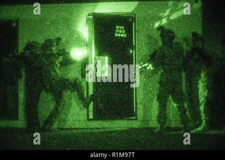 La Compagnie Kilo avec des marines, l'Équipe de débarquement du bataillon du 3e Bataillon, 5e Régiment de Marines, 11e Marine Expeditionary Unit, entrer dans un bâtiment de force au cours d'un raid d'hélicoptère à Camp Pendleton, Californie, 10 octobre 2018. Renseignements détaillés sur l'objectif, l'utilisation des forces canadiennes raid éléments de surprise, la vitesse et la violence d'action pour assurer le succès. Banque D'Images