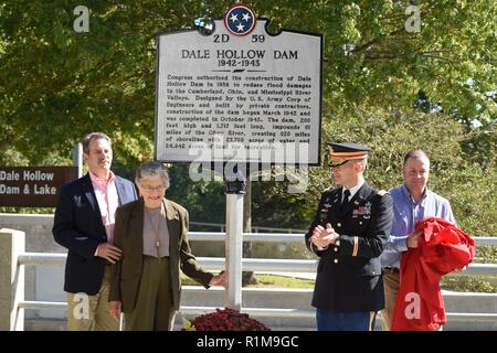 (De gauche à droite) Eddie Clark, directeur des services régionaux sur le terrain pour le Tennessee Farm Bureau Federation ; sa mère Katherine Terry Clark, 92 ; le lieutenant Cullen Jones, U.S. Army Corps of Engineers du District de Nashville ; commandant et Stanley Carter, Dale Hollow Dam surintendant de l'usine ; dévoiler un état du Tennessee repère historique reconnaissant l'importance de Dale Hollow, barrage et de la centrale et le réservoir au cours de la commémoration du 75e anniversaire du barrage et du réservoir Dale Hollow le 19 octobre 2018. Banque D'Images