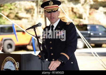 Le lieutenant-colonel Cullen Jones, U.S. Army Corps of Engineers, commandant du district de Nashville reconnaît l'histoire et les avantages du barrage, et Corps grâce aux employés et aux bénévoles qui ont travaillé dur depuis 1943 pour s'occuper de la Dale Hollow tout en parlant du projet au cours de la commémoration du 75e anniversaire du barrage et du réservoir Dale Hollow le 19 octobre 2018. Banque D'Images