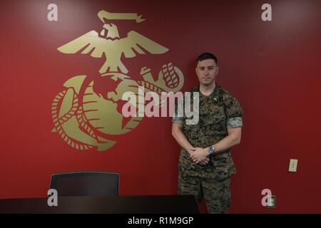 Le major du Corps des Marines américain Eric Jones, l'officier responsable du service avant le recrutement pour 8e District du Marine Corps, pose pour une photo lors d'une cérémonie commémorant l'ouverture de nouveaux espaces de bureaux sur Naval Air Station Joint Reserve Base (NAS JRB), à Fort Worth, Texas le 15 octobre. En 2018. La grande cérémonie d'commémore l'ouverture d'un nouveau bureau pour une période de service antérieur de l'Espace Recruteurs sur NAS JRB. L'espace de bureau aidera l'unité dans sa mission de recruter les membres du service antérieur à l'appui de la 8e Marine Corps du District le recrutement. Banque D'Images