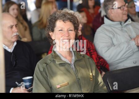 Park Ranger Sondra Carmen jouit de la commémoration du 75e anniversaire de Dale Hollow Dam le 19 octobre 2018 à la place du dam's donnent sur à Celina, Tenn. Lieutenant-colonel Cullen Jones (pas en photo), U.S. Army Corps of Engineers, commandant du district de Nashville a reconnu son travail acharné au cours de la dernière année, la planification et l'organisation de l'événement commémoratif. Banque D'Images