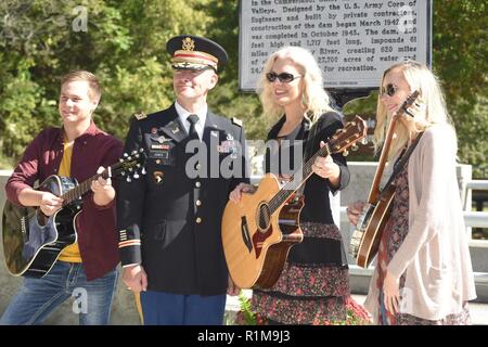 Le lieutenant-colonel Cullen Jones, U.S. Army Corps of Engineers du District de Nashville, commandant pose avec Banjoist Brandy Miller (à droite), Recording Artist Delnora Reed Acuff et le guitariste Joe Dean en face de l'Illinois repère historique reconnaissant l'importance de Dale Hollow, barrage et de la centrale et le réservoir. Les musiciens de musique effectué la période de 1940 au cours de la commémoration du 75e anniversaire du barrage et du réservoir Dale Hollow le 19 octobre 2018. Banque D'Images