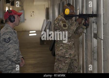 Le sergent-chef de l'Armée de l'air Kaleth O. Wright tire une M-4 carbine en visite dans le 366e Escadron des Forces de sécurité Formation des armes de combat et entretien 18 oct., 2018, à Mountain Home Air Force Base, Texas. Chef Wright a parlé avec des aviateurs à propos de leur mission, et répond aux questions sur l'actualité et l'avenir à l'échelle de l'Armée de l'air sujets. Banque D'Images