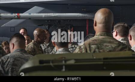Le sergent-chef de l'Armée de l'air Kaleth O. Wright parle à 366e Escadron de maintenance de l'équipement, le 18 octobre 2018 membres, à Mountain Home Air Force Base, Texas. Wright a visité MHAFB pour mieux comprendre comment le pistolero accomplir la 366e Escadre de chasse mission. Banque D'Images