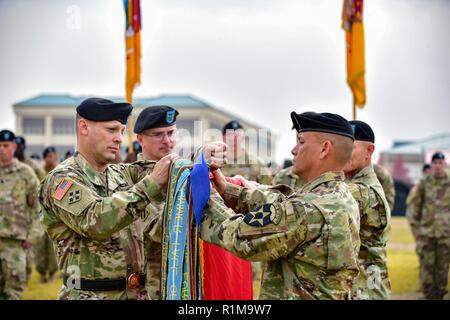 CAMP HUMPHREYS, République de Corée - Le Général Scott McKean, a San Jose, California native, commandant de la 2e Division d'infanterie/ROK-U.S. La Division combinés et de la commande, le Sgt. Le major Phil K. Barretto, le 2ID/RUCD CSM, et Homer, Alaska Native, placer une banderole sur la 1st Armored Brigade Combat Team, 3e Division d'infanterie, couleurs de la brigade au cours d'une cérémonie de transfert d'autorité au sein du 3e, 1re Division blindée de l'ABCT au Camp Humphreys, 22 octobre. 3ème ABCT serviront de la brigade de rotation dans le cadre de la 2e Division d'infanterie/ROK-U.S. La Division combinés. C'est la première fois que les soldats ont AD 1er dep Banque D'Images