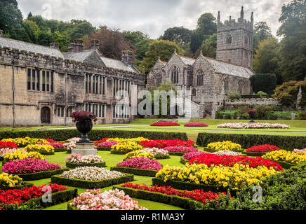 Lanhydrock Église et jardin formel Bodmin. Cornwall. UK Banque D'Images