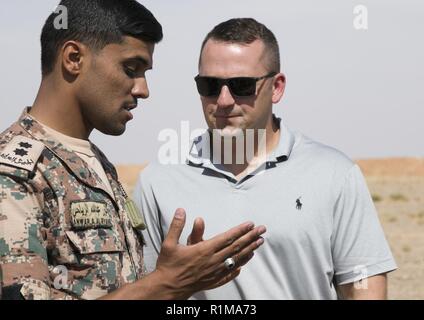 Les Forces armées de la Jordanie 1er lieutenant Anwar A. Al Ryahi, 4e Bataillon de la Force de garde-frontières, Chef de section explique la force de réaction rapide de l'armée américaine tactiques pour maîtriser le Sgt. Michael Pembroke, sous-officier des opérations futures avec le 157e engagement militaire de l'Team-Kuwait, Wisconsin Garde nationale, comment le JAF se préparer à réagir au contact des missions d'entraînement, 7 oct, 18, près d'Amman, en Jordanie. Engagements militaires conjointes favoriser la continuité entre les nations alliées et permettent une meilleure compréhension des capacités de chaque pays. Banque D'Images