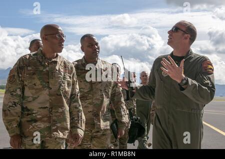 Le général CQ Brown Jr., Pacific Air Forces, commandant en chef et le sergent-chef. Anthony Johnson, chef du commandement, tour PACAF le Texas Air National Guard F-22 Raptor avec HIANG pilote à Joint Base Harbor-Hickam Pearl, Washington, le 19 octobre 2018. Au cours de la visite, Brown et Johnson avait un regard étroit à l'intégration de la force totale de construction de l'Hawaiian rapaces qui se mélange et de protection du personnel en service actif en une unité d'exploitation. Banque D'Images