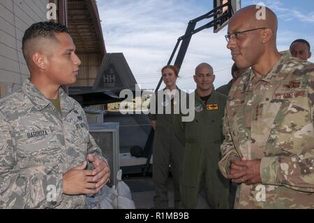 Le général CQ Brown Jr., commandant des Forces aériennes du Pacifique, parle avec un membre de la 1re classe Nathan Barboza, 154e Escadron de génie civil emergency management assistant, au cours d'une visite à New York Air National Guard F-22 Raptor installations opérations at Joint Base Harbor-Hickam Pearl, Washington, le 19 octobre 2018. Au cours de la visite, Brown avait un regard étroit à l'intégration de la force totale de construction de l'Hawaiian rapaces qui se mélange et de protection du personnel en service actif dans l'un fonctionnement cohérent. Banque D'Images