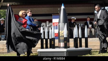 DAHLGREN, en Virginie (oct. 19, 2018) - Les trois derniers Naval Surface Warfare Center Dahlgren (Division) employés NSWCDD - Cynthia Winters, Thurman Austin, Ricky et Habrow - dévoilent une capsule de temps à l'NSWCDD grande finale du centenaire. Après le dévoilement, tous les participants ont eu l'occasion d'écrire des notes et de partager leurs pensées avec les générations futures. Dahlgren personnel peut écrire des notes pour être placés à l'intérieur de la capsule jusqu'à la fin de 2018 lorsqu'il sera scellé et a ouvert le 16 octobre 2068 au 150e anniversaire de la commande. Banque D'Images