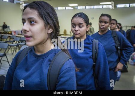 Un nouveau défi Jeunesse Jersey Academy Catégorie 49 candidat attend dans la ligne au cours d'un traitement à la Commission militaire et de la famille Centre d'aide à la Garde nationale Armory à Bordentown, N.J., le 23 octobre 2018. Au cours des deux prochaines semaines des 22 semaines, les candidats feront l'objet d'une phase d'acclimatation où ils vont s'adapter à l'épanouissement physique, mental et social, de la discipline. Le programme d'éducation volontaire offre 16 à 18 ans, les décrocheurs du secondaire un programme résidentiel structuré dans un environnement quasi militaire où ils peuvent gagner un diplôme en éducation générale. (Nouveau J Banque D'Images