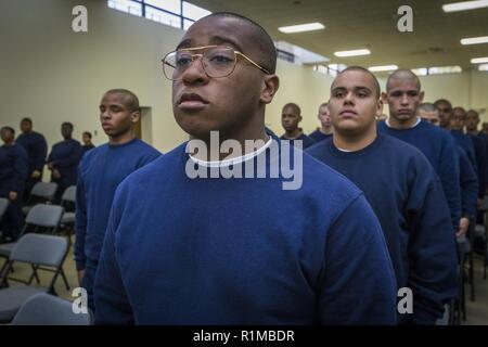 New Jersey Youth ChalleNGe Academy Catégorie 49 candidats au repos pendant la parade en-traitement à la Commission militaire mixte et de la famille Centre d'aide à la Garde nationale Armory à Bordentown, N.J., le 23 octobre 2018. Au cours des deux prochaines semaines des 22 semaines, les candidats feront l'objet d'une phase d'acclimatation où ils vont s'adapter à l'épanouissement physique, mental et social, de la discipline. Le programme d'éducation volontaire offre 16 à 18 ans, les décrocheurs du secondaire un programme résidentiel structuré dans un environnement quasi militaire où ils peuvent gagner un diplôme en éducation générale. Banque D'Images